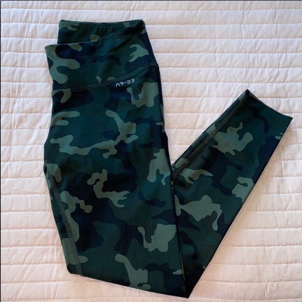 AR-33 leggings